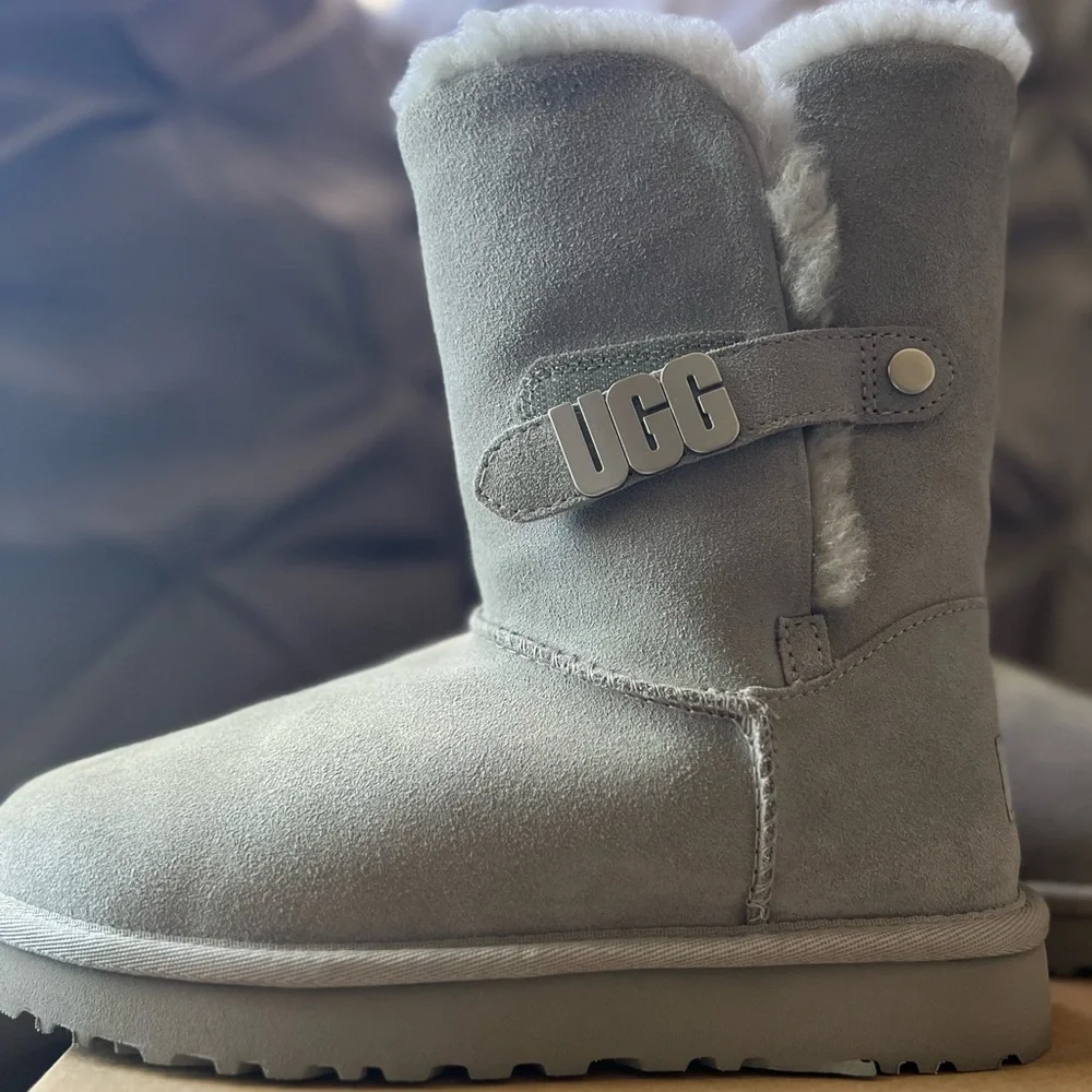 UGG Bailey Metal Graphic Leather - Picture 2 of 11